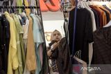 Pengunjung melihat pakaian yang dijual di tenan Bandung Great Sale di Festival Citylink Mall, Bandung, Jawa Barat, Sabtu (14/9/2024). Bank Indonesia (BI) mencatat nilai ekspor komoditas modest fashion selama periode Januari - Juli 2024 mencapai 632,76 juta dolar AS, atau secara tahunan meningkat sebesar 3,38 persen. ANTARA FOTO/Novrian Arbi/agr