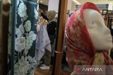 Pengunjung melihat pakaian yang dijual pada Bandung Great Sale 2024 di Festival Citylink Mall, Bandung, Jawa Barat, Sabtu (14/9/2024). Bank Indonesia (BI) mencatat nilai ekspor komoditas modest fashion selama periode Januari - Juli 2024 mencapai 632,76 juta dolar AS, atau secara tahunan meningkat sebesar 3,38 persen. ANTARA FOTO/Novrian Arbi/agr