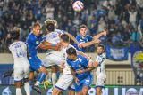 Pesepakbola Persib Bandung Gustavo Franca (kedua kiri) berebut bola dengan pesepakbola PSIS Semarang Joao Ferrari (tengah) pada pertandingan BRI Liga 1 di Stadion Si Jalak Harupat, Kabupaten Bandung, Jawa Barat, Mingggu (15/9/2024). Pertandingan tersebut dimenangkan oleh Persib Bandung dengan skor 2-1. ANTARA FOTO/Raisan Al Farisi/agr