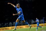 Pesepakbola Persib Bandung Tyronne Del Pino melakukan seleberasi usai mencetak gol ke gawang PSIS Semarang pada pertandingan BRI Liga 1 di Stadion Si Jalak Harupat, Kabupaten Bandung, Jawa Barat, Mingggu (15/9/2024). Pertandingan tersebut dimenangkan oleh Persib Bandung dengan skor 2-1. ANTARA FOTO/Raisan Al Farisi/agr