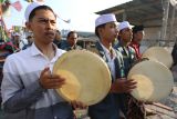 Peserta menabuh rebana saat mengikuti kirab Maulid Nabi di Kampung Nelayan Nambangan, Surabaya, Jawa Timur, Minggu (15/9/2024). Kirab yang diselenggarakan oleh pengurus ranting IPNU-IPPNU bersama murid-murid Taman Pendidikan Al Quran (TPA) serta warga Cumpat-Nambangan tersebut dalam rangka memperingati hari lahir atau Maulid Nabi Muhammad SAW. ANTARA Jatim/Moch Asim.