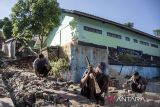 Guru bersama warga membersihkan puing pagar yang roboh pascagempa di SDN Tipar Padalarang, Padalarang, Kabupaten Bandung Barat, Jawa Barat, Senin (16/9/2024). Bangunan pagar sekolah sepanjang 30 meter itu rusak akibat gempa dengan magnitudo 5,3 di Kabupaten Sukabumi pada Minggu (15/9). ANTARA FOTO/Abdan Syakura/agr