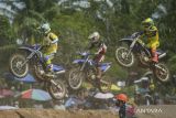 Pembalap motor Jambi Renal Soni Cahyono (kiri), pembalap Sulawesi Utara Eleazer Jonathan Lopo (tengah), dan pembalap Banten Jepri Bule (kanan) beradu cepat pada final balap motor grasstrack modifikasi perorangan PON XXI Aceh-Sumut 2024 di Sirkuit GTX Sena Kualanamu Sumut, Deli Serdang, Sumatera Utara, Senin (16/9/2024). Pembalap Jawa Barat Prima Julio Sudrajat berhasil meraih medali emas dengan catatan 13 menit 52 detik, disusul pembalap Aceh Lanthian meraih medali perak dengan catatan waktu 13 menit 56 detik dan pembalap Banten Jepri Bule meraih medali perunggu dengan catatan waktu 14 menit 15 detik. ANTARA FOTO/Makna Zaezar/rwa/gp