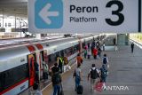 Penumpang kereta cepat berjalan menuju peron untuk menaiki Kereta Cepat Jakarta Bandung di Stasiun Tegalluar Summarecon, Kabupaten Bandung, Jawa Barat, Senin (16/9/2024). PT Kereta Cepat Indonesia China (KCIC) mencatat, pada libur panjang akhir pekan Maulid Nabi Muhammad SAW pada 13-16 September 2024 terjadi peningkatan penumpang sebanyak 25 persen dari minggu sebelumnya atau 75.000 tiket yang terjual. ANTARA FOTO/Raisan Al Farisi/agr