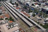 Foto udara kereta KRL Commuterline tiba di kawasan Stasiun Tangerang, Kota Tangerang, Banten, Senin (16/9/2024). Kementerian Perhubungan (Kemenhub) berencana melakukan penataan kawasan Stasiun Tangerang menjadi kawasan dengan fasilitas integrasi antarmoda pada 2025 guna meningkatkan pelayanan bagi pengguna transportasi umum. ANTARA FOTO/Sulthony Hasanuddin/nym/gp