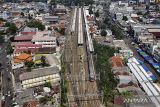 Foto udara kereta KRL Commuterline tiba di kawasan Stasiun Tangerang, Kota Tangerang, Banten, Senin (16/9/2024). Kementerian Perhubungan (Kemenhub) berencana melakukan penataan kawasan Stasiun Tangerang menjadi kawasan dengan fasilitas integrasi antarmoda pada 2025 guna meningkatkan pelayanan bagi pengguna transportasi umum. ANTARA FOTO/Sulthony Hasanuddin/gp