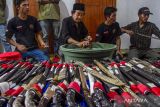 Pelestari Golok Ciomas Banten melakukan jamasan atau membersihkan pusaka golok Ciomas di Kampung Sibopong, Desa Citaman, Kecamatan Ciomas, Kabupaten Serang, Banten, Senin (16/9/2024). Sekitar 1.000 pusaka golok Ciomas Banten dari sejumlah daerah di Indonesia hingga mancanegara dibersihkan secara fisik maupun spiritual hal tersebut dilakukan dalam rangka mempererat tali silahturahmi para pelestari golok serta untuk memperingati Maulid Nabi Muhammad SAW. ANTARA FOTO/Angga Budihyanto/nym/gp