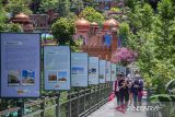 Pengunjung berjalan di salah satu wahana objek wisata The Great Asia Africa, Lembang, Kabupaten Bandung Barat, Jawa Barat, Senin (16/9/2024). Pemerintah Provinsi Jawa Barat menargetkan kunjungan wisatawan domestik ke daerah itu bida menembus 100 juta orang dan kunjungan wisatawan mancanegara sebanyak 1 juta orang pada tahun 2024. ANTARA FOTO/Abdan Syakura/agr
