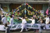 Umat Islam mengikuti tradisi Ngarak Perahu di kawasan Pasar Lama, Tangerang, Banten, Senin (16/9/2024). Tradisi mengarak perahu dan pembagian hasil bumi yang telah dilakukan sejak tahun 1939 tersebut dalam rangka memperingati Maulid Nabi Muhammad SAW. ANTARA FOTO/Sulthony Hasanuddin/nym/gp