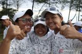 Tim woodball Banten (dari kiri) Elva Selviana Lumbaraja, Ika Yulianingsih dan Felisha Galiana Noya berfoto bersama usai menang melawan tim woodball Jawa Timur pada babak final nomor tim fairway putri di lapangan Golf Lhoknga, Aceh Besar, Aceh, Minggu (15/9/2024). Tim woodball Banten berhasil meraih medali emas, sementara medali perak diraih Jawa Timur, dan medali perunggu diraih Jawa Tengah. ANTARA FOTO/Irwansyah Putra/aww/gp