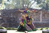 Peserta memainkan alat musik sambil menari saat Festival Musik Perkusi di Candi Tegowangi, Kediri, Jawa Timur, Selasa (17/9/2024). Festival yang diikuti oleh pelajar dari 11 sekolah tingkat SMA se-Kediri tersebut sebagai upaya pemanfaatan cagar budaya melalui rekonstruksi bebas penabuh kendang yang tergambar pada relief candi Tegowangi. ANTARA Jatim/Prasetia Fauzani/mas.