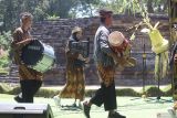 Peserta bersiap memainkan alat musik saat Festival Musik Perkusi di Candi Tegowangi, Kediri, Jawa Timur, Selasa (17/9/2024). Festival yang diikuti oleh pelajar dari 11 sekolah tingkat SMA se-Kediri tersebut sebagai upaya pemanfaatan cagar budaya melalui rekonstruksi bebas penabuh kendang yang tergambar pada relief candi Tegowangi. ANTARA Jatim/Prasetia Fauzani/mas.