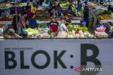 Pedagang melayani pembeli di Modern Market Lembang, Kabupaten Bandung Barat, Jawa Barat, Selasa (17/9/2024). Pasar modern yang baru diresmikan ini memiliki 400 kios serta menjadi pusat jual beli sayur, buah dan pangan berkualitas dari petani lokal di Kabupaten Bandung Barat. ANTARA FOTO/Abdan Syakura/agr