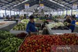 Pedagang menata tomat dan sayuran di Modern Market Lembang, Kabupaten Bandung Barat, Jawa Barat, Selasa (17/9/2024). Pasar modern yang baru diresmikan ini memiliki 400 kios serta menjadi pusat jual beli sayur, buah dan pangan berkualitas dari petani lokal di Kabupaten Bandung Barat. ANTARA FOTO/Abdan Syakura/agr