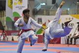 Tim karate Banten Rahmatullah Bagus (kiri) dan Nicky Hardiana (kanan) beraksi saat final kata beregu putra PON XXI Aceh-Sumut 2024 di Gedung Serbaguna Universitas Medan, Deli Serdang, Sumatera Utara, Selasa (17/9/2024). Tim karate Banten meraih medali perak usai kalah dari tim karate Jawa Tengah. ANTARA FOTO/Iggoy el Fitra/nz/gp