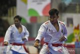 Tim karate Banten Nicky Hardiana (kanan) dan Abyan Al Fadhil (kiri) beraksi saat final kata beregu putra PON XXI Aceh-Sumut 2024 di Gedung Serbaguna Universitas Medan, Deli Serdang, Sumatera Utara, Selasa (17/9/2024). Tim karate Banten meraih medali perak usai kalah dari tim karate Jawa Tengah. . ANTARA FOTO/Iggoy el Fitra/nz/gp