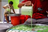 Pekerja menyelesaikan produksi kue apem di Cisaranten, Bandung, Jawa Barat, Selasa (17/9/2024). Gabungan Produsen Makanan dan Minuman Indonesia (Gapmmi) memperkirakan hingga akhir tahun industri makanan dan minuman olahan masih bisa bertumbuh 5 persen yang dipengaruhi oleh pertumbuhan penduduk secara alami dan daya beli masyarakat yang meningkat. ANTARA FOTO/Raisan Al Farisi/agr