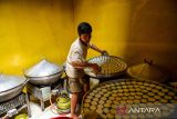 Pekerja menyelesaikan produksi kue apem di Cisaranten, Bandung, Jawa Barat, Selasa (17/9/2024). Gabungan Produsen Makanan dan Minuman Indonesia (Gapmmi) memperkirakan hingga akhir tahun industri makanan dan minuman olahan masih bisa bertumbuh 5 persen yang dipengaruhi oleh pertumbuhan penduduk secara alami dan daya beli masyarakat yang meningkat. ANTARA FOTO/Raisan Al Farisi/agr