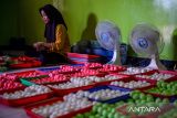 Pekerja membungkus kue apem yang telah selesai di produksi di Cisaranten, Bandung, Jawa Barat, Selasa (17/9/2024). Gabungan Produsen Makanan dan Minuman Indonesia (Gapmmi) memperkirakan hingga akhir tahun industri makanan dan minuman olahan masih bisa bertumbuh 5 persen yang dipengaruhi oleh pertumbuhan penduduk secara alami dan daya beli masyarakat yang meningkat. ANTARA FOTO/Raisan Al Farisi/agr