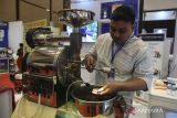 Pekerja mencoba alat sangrai kopi yang dipamerkan pada Temu Bisnis Aksi Afirmasi Percepatan Peningkatan Penggunaan Produk Dalam Negeri (P3DN) VIII di Indonesia Convention Exhibition (ICE) Serpong, Kabupaten Tangerang, Banten, Selasa (17/9/2024). Acara yang digelar Kemenkominfo berkolaborasi dengan Kementerian Pertanian tersebut bertujuan sebagai alat bertemunya antara data kebutuhan produk dalam negeri dari pemilik anggaran dengan produsen yang telah tercatat dalam database Kementerian Perindustrian (Kemenperin). ANTARA FOTO/Hafidz Mubarak A/foc/gp