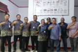 Deputi BPJS Kesehatan wilayah IX Yessi Kumalasari bersama Kepala BPJS Kesehatan cabang Ambon Harbu Hakim dan jajaran  berkunjung ke Kantor Berita Antara Biro Maluku di Ambon, Selasa (17/9). Dalam kunjungan yang disambut Kepala LKBN Antara Biro Maluku Ikhwan Wahyudi,  BPJS Kesehatan ingin lebih mengoptimalkan publikasi terkait program Jaminan Kesehatan di Indonesia timur khususnya  Maluku. Antara/Alfian Sanusi.