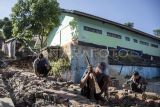 Guru bersama warga membersihkan puing pagar yang roboh pascagempa di SDN Tipar Padalarang, Padalarang, Kabupaten Bandung Barat, Jawa Barat, Senin (16/9/2024). Bangunan pagar sekolah sepanjang 30 meter itu rusak akibat gempa dengan magnitudo 5,3 di Kabupaten Sukabumi pada Minggu (15/9). ANTARA FOTO/Abdan Syakura/agr/nym.