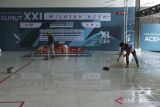 Pekerja membersihkan lantai area venue menembak PON XXI Aceh-Sumut 2024 yang tergenang air di Lapangan Tembak Rindam IM Mata Ie, Aceh Besar, Aceh, Selasa (17/9/2024). Semua nomor perlombaan menembak ditunda hingga Rabu (18/9) karena beberapa area venue tidak bisa digunakan terdampak cuaca buruk. ANTARA FOTO/Arnas Padda/aww/gp