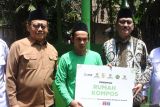 Pimpinan Badan Amil Zakat Nasional (BAZNAS) Pembina Wilayah Provinsi Jawa Timur Nur Chamdani (kanan), didampingi Wakil Ketua IV BAZNAS Provinsi Jawa Timur KH Husnul Khuluq (kiri) saat peresmian Rumah Kompos di Balai Ternak BAZNAS Desa Jambearum, Jember, Jawa Timur, Rabu (18/9/024). Balai Ternak merupakan salah satu program BAZNAS dalam rangka pengentasan kemiskinan di wilayah pedesaan yang menyasar peternak mustahik sebagai penerima manfaat, dengan komoditas ternak yang dibudidayakan, yaitu domba, kambing, sapi dan ayam broiler. Antara Jatim/Seno/um