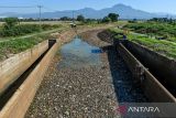 Kondisi Sungai Cikeruh yang mengering di Tegalluar, Kabupaten Bandung, Jawa Barat, Rabu (18/9/2024). Dinas Pertanian Kabupaten Bandung mencatat sebanyak 856 hektare area persawahan di Kabupaten Bandung terancam gagal panen yang diakibatkan mengeringnya sumber air di beberapa wilayah di Kabupaten Bandung. ANTARA FOTO/Raisan Al Farisi/agr
