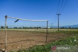 Warga berjalan di pematang sawah yang mengalami kekeringan di Tegalluar, Kabupaten Bandung, Jawa Barat, Rabu (18/9/2024). Dinas Pertanian Kabupaten Bandung mencatat sebanyak 856 hektare area persawahan di Kabupaten Bandung terancam gagal panen yang diakibatkan mengeringnya sumber air di beberapa wilayah di Kabupaten Bandung. ANTARA FOTO/Raisan Al Farisi/agr
