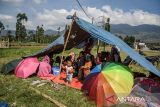 Warga mengungsi di tenda pascagempa bumi di Desa Cibeureum, Kertasari, Kabupaten Bandung, Jawa Barat, Rabu (18/9/2024). Menurut data sementara BPBD Provinsi Jawa Barat, sebanyak 450 warga terpaksa mengungsi, 58 orang luka ringan dan 23 lainnya luka berat dari tiga desa yang terdampak gempa bumi berkekuatan Magnitudo 5,0. ANTARA FOTO/Novrian Arbi/agr