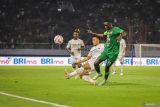 Pesepak bola Persebaya Surabaya Flavio Silva (kanan) berebut bola dengan pesepak bola Persis Solo Rizky Dwi Febrianto (kedua kanan) pada pertandingan BRI Liga 1 di Stadion Gelora Bung Tomo, Surabaya, Jawa Timur, Rabu (18/9/2024). Persebaya menang dengan skor 2-1. ANTARA Jatim/Rizal Hanafi/mas.