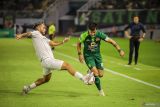 Pesepak bola Persebaya Surabaya Bruno Moreira Soares (kanan) berebut bola dengan pesepak bola Persis Solo Facundo Walter Aranda (kiri) pada pertandingan BRI Liga 1 di Stadion Gelora Bung Tomo, Surabaya, Jawa Timur, Rabu (18/9/2024). Persebaya menang dengan skor 2-1. ANTARA Jatim/Rizal Hanafi/mas.