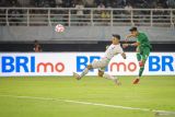 Pesepak bola Persebaya Surabaya Malik Risaldi (kanan) menendang bola dengan dihadang pesepak bola Persis Solo Rizky Dwi Febrianto (kiri) pada pertandingan BRI Liga 1 di Stadion Gelora Bung Tomo, Surabaya, Jawa Timur, Rabu (18/9/2024). Persebaya menang dengan skor 2-1. ANTARA Jatim/Rizal Hanafi/mas.