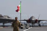 Prajurit Angkatan Laut Italia berjaga di dekat pesawat tempur F-35B Lightning II yang terparkir di atas Flight Deck Kapal Induk Italia ITS Cavour C-550 saat port visit di Pelabuhan Tanjung Priok, Jakarta Utara, Selasa (197/9/2024). Gugus Tempur Kapal Induk Italia mengirim ITS Cavour C-550 bersama Kapal Fregat ITS Alpino F-594 dan Kapal PPA ITS Raimondo Montecuccoli P-432 dalam 