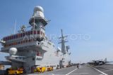 Prajurit Angkatan Laut Italia bersama sejumlah pesawat tempur berada di atas Flight Deck Kapal Induk Italia ITS Cavour C-550 saat port visit di Pelabuhan Tanjung Priok, Jakarta Utara, Selasa (197/9/2024). Gugus Tempur Kapal Induk Italia mengirim ITS Cavour C-550 bersama Kapal Fregat ITS Alpino F-594 dan Kapal PPA ITS Raimondo Montecuccoli P-432 dalam 