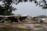 Sejumlah stand pameran usaha mikro kecil dan menengah (UMKM) yang digelar untuk memeriahkan PON XXI Aceh-Sumut 2024 rusak terdampak angin kencang di Lapangan Blangpadang, Banda Aceh, Aceh, Rabu (18/9/2024). Cuaca ekstrem disertai angin kencang dan hujan ringan hingga lebat yang diprediksi berlangsung hingga 23 September 2024 di sebagian besar wilayah Aceh itu mengakibatkan puluhan stand UMKM di arena pameran itu rusak  dan selain sejumlah pohon tumbang. ANTARA FOTO/Ampelsa