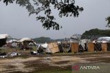 Sejumlah stand pameran usaha mikro kecil dan menengah (UMKM) yang digelar untuk memeriahkan PON XXI Aceh-Sumut 2024 rusak terdampak angin kencang di Lapangan Blangpadang, Banda Aceh, Aceh, Rabu (18/9/2024). Cuaca ekstrem disertai angin kencang dan hujan ringan hingga lebat yang diprediksi berlangsung hingga 23 September 2024 di sebagian besar wilayah Aceh itu mengakibatkan puluhan stand UMKM di arena pameran itu rusak  dan selain sejumlah pohon tumbang. ANTARA FOTO/Ampelsa