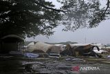 Sejumlah stand pameran usaha mikro kecil dan menengah (UMKM) yang digelar untuk memeriahkan PON XXI Aceh-Sumut 2024 rusak terdampak angin kencang di Lapangan Blangpadang, Banda Aceh, Aceh, Rabu (18/9/2024). Cuaca ekstrem disertai angin kencang dan hujan ringan hingga lebat yang diprediksi berlangsung hingga 23 September 2024 di sebagian besar wilayah Aceh itu mengakibatkan puluhan stand UMKM di arena pameran itu rusak  dan selain sejumlah pohon tumbang. ANTARA FOTO/Ampelsa