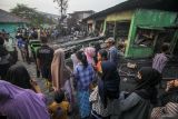 Sejumlah warga melihat kios pasar sepanjang yang terbakar di Kawasan Wonocolo, Taman, Sidoarjo, Jawa Timur, Kamis (19/9/2024). Sebanyak enam unit mobil pemadam kebakaran dikerahkan untuk mengatasi sejumlah kios penjual ban bekas, pemotongan ayam dan peralatan rumah tangga yang kebakaran sekitar pukul 16.00 Wib. Antara Jatim/Umarul Faruq