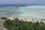 Foto udara suasana jembatan yang menghubungkan Pulau Bukungan Kecil (bawah) dan Pulau Bukungan Besar (atas) saat penyegelan di salah satu resor yang berada di Kepulauan Maratua, Kecamatan Maratua, Kabupaten Berau, Kalimantan Timur, Kamis (19/9/2024). KKP melakukan penyegelan terhadap dua resor yang ada berada di gugusan Kepulauan Maratua dikarenakan tidak memiliki dokumen perizinan yang meliputi persetujuan kesesuaian kegiatan pemanfaatan ruang laut (PKKPRL), izin kegiatan wisata tirta tanpa perizinan berusaha serta perizinan pemanfaatan pulau-pulau kecil. Antara Kaltim/M Risyal Hidayat