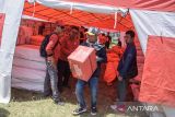 Petugas mengangkut logistik bantuan untuk dibagikan ke warga terdampak gempa bumi di Kertasari, Kabupaten Bandung, Jawa Barat, Kamis (19/9/2024). Pemerintah Indonesia melalui BNPB menyerahkan dukungan berupa Dana Siap Pakai (DSP) senilai 300 juta rupiah kepada Pemerintah Kabupaten Bandung dan 250 juta untuk Pemerintah Kabupaten Garut serta dukungan logistik dan peralatan penunjang penanganan darurat bencana yang bisa langsung digunakan masyarakat terdampak gempa bumi. ANTARA FOTO/Novrian Arbi/agr
