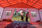 Warga terdampak menggendong anaknya di depan tenda pengungsian gempa bumi di Kertasari, Kabupaten Bandung, Jawa Barat, Kamis (19/9/2024). Pemerintah Indonesia melalui BNPB menyerahkan dukungan berupa Dana Siap Pakai (DSP) senilai 300 juta rupiah kepada Pemerintah Kabupaten Bandung dan 250 juta untuk Pemerintah Kabupaten Garut serta dukungan logistik dan peralatan penunjang penanganan darurat bencana yang bisa langsung digunakan masyarakat terdampak gempa bumi. ANTARA FOTO/Novrian Arbi/agr
