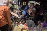 Warga berebut mengambil logistik bantuan di tenda pengungsian BNPB lokasi terdampak gempa bumi di Kertasari, Kabupaten Bandung, Jawa Barat, Kamis (19/9/2024). Pemerintah Indonesia melalui BNPB menyerahkan dukungan berupa Dana Siap Pakai (DSP) senilai 300 juta rupiah kepada Pemerintah Kabupaten Bandung dan 250 juta untuk Pemerintah Kabupaten Garut serta dukungan logistik dan peralatan penunjang penanganan darurat bencana yang bisa langsung digunakan masyarakat terdampak gempa bumi. ANTARA FOTO/Novrian Arbi/agr
