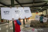 Petugas membawa bilik suara untuk Pilkada 2024 di gudang logistik KPU Cirebon, Jawa Barat, Kamis (19/9/2024). KPU Kabupaten Cirebon telah menerima sebanyak 6.640 bilik suara yang akan didistribusikan ke 3.318 TPS untuk penyelenggaraan Pilkada 2024. ANTARA FOTO/Dedhez Anggara/agr