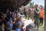 Kepala Badan Nasional Penanggulangan Bencana (BNPB) Letjen TNI Suharyanto (kanan) memberikan arahan kepada pengungsi terdampak gempa bumi di Kertasari, Kabupaten Bandung, Jawa Barat, Kamis (19/9/2024). Peninjauan tersebut dilakukan guna memastikan upaya percepatan penanganan darurat dan penyaluran bantuan bagi masyarakat terdampak agar bisa terpenuhi secara maksimal di masa tanggap darurat. ANTARA FOTO/Novrian Arbi/agr
