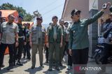 Kepala Badan Nasional Penanggulangan Bencana (BNPB) Letjen TNI Suharyanto (kedua kanan) mendengarkan penjelasan Bupati Bandung Dadang Supriatna (kanan) saat meninjau lokasi terdampak gempa bumi di Kertasari, Kabupaten Bandung, Jawa Barat, Kamis (19/9/2024). Peninjauan tersebut dilakukan guna memastikan upaya percepatan penanganan darurat dan penyaluran bantuan bagi masyarakat terdampak agar bisa terpenuhi secara maksimal di masa tanggap darurat. ANTARA FOTO/Novrian Arbi/agr
