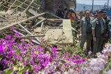 Kepala Badan Nasional Penanggulangan Bencana (BNPB) Letjen TNI Suharyanto (kedua kanan) melihat rumah yang rusak terdampak gempa bumi di Kertasari, Kabupaten Bandung, Jawa Barat, Kamis (19/9/2024). Peninjauan tersebut dilakukan guna memastikan upaya percepatan penanganan darurat dan penyaluran bantuan bagi masyarakat terdampak agar bisa terpenuhi secara maksimal di masa tanggap darurat. ANTARA FOTO/Novrian Arbi/agr
