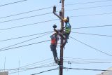 Petugas mengganti kabel pada jaringan listrik PT Perusahaan Listrik Negara (PLN) di Kota Kediri, Jawa Timur, Kamis (19/9/2024). Kementerian Energi dan Sumber Daya Mineral (ESDM) menaikkan target konsumsi listrik per kapita menjadi 6.000 kWH hingga 6.500 kWH guna mendorong pertumbuhan ekonomi nasional sebesar 8 persen. ANTARA Jatim/Prasetia Fauzani/mas.