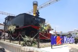 Suasana monumen lokomotif usai diresmikan di Stasiun Kediri, Kota Kediri, Jawa Timur, Kamis (19/9/2024). PT KAI meresmikan monumen lokomotif kereta uap C1140 buatan tahun 1891 yang dahulu pernah beroperasi di wilayah Daop 7 Madiun sebagai upaya melestarikan sejarah dan mempercantik muka stasiun. ANTARA Jatim/Prasetia Fauzani/mas.